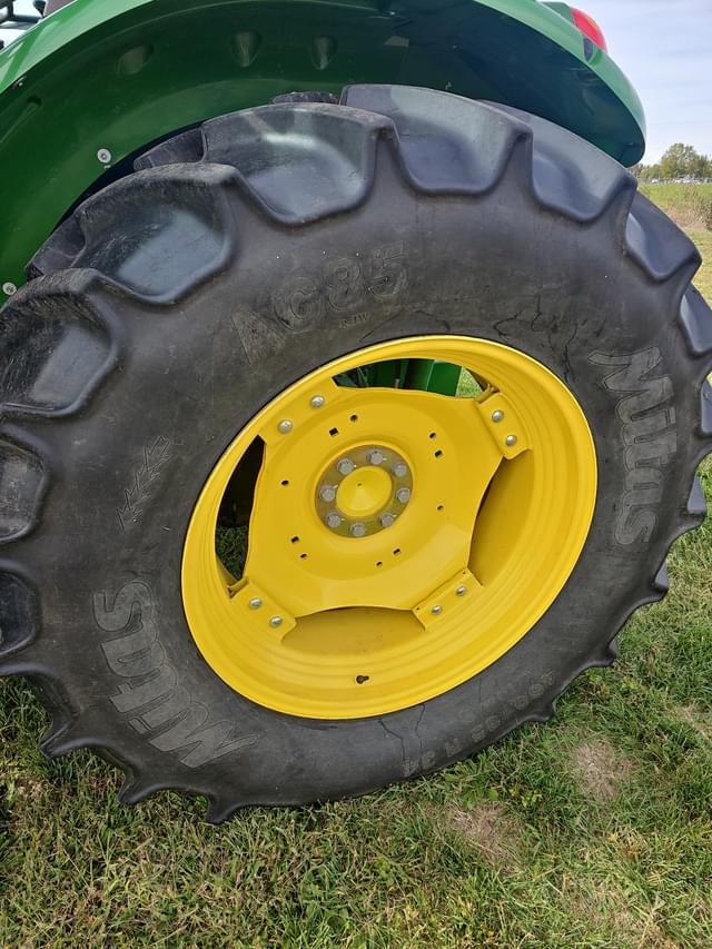 Image of John Deere 6105E equipment image 4