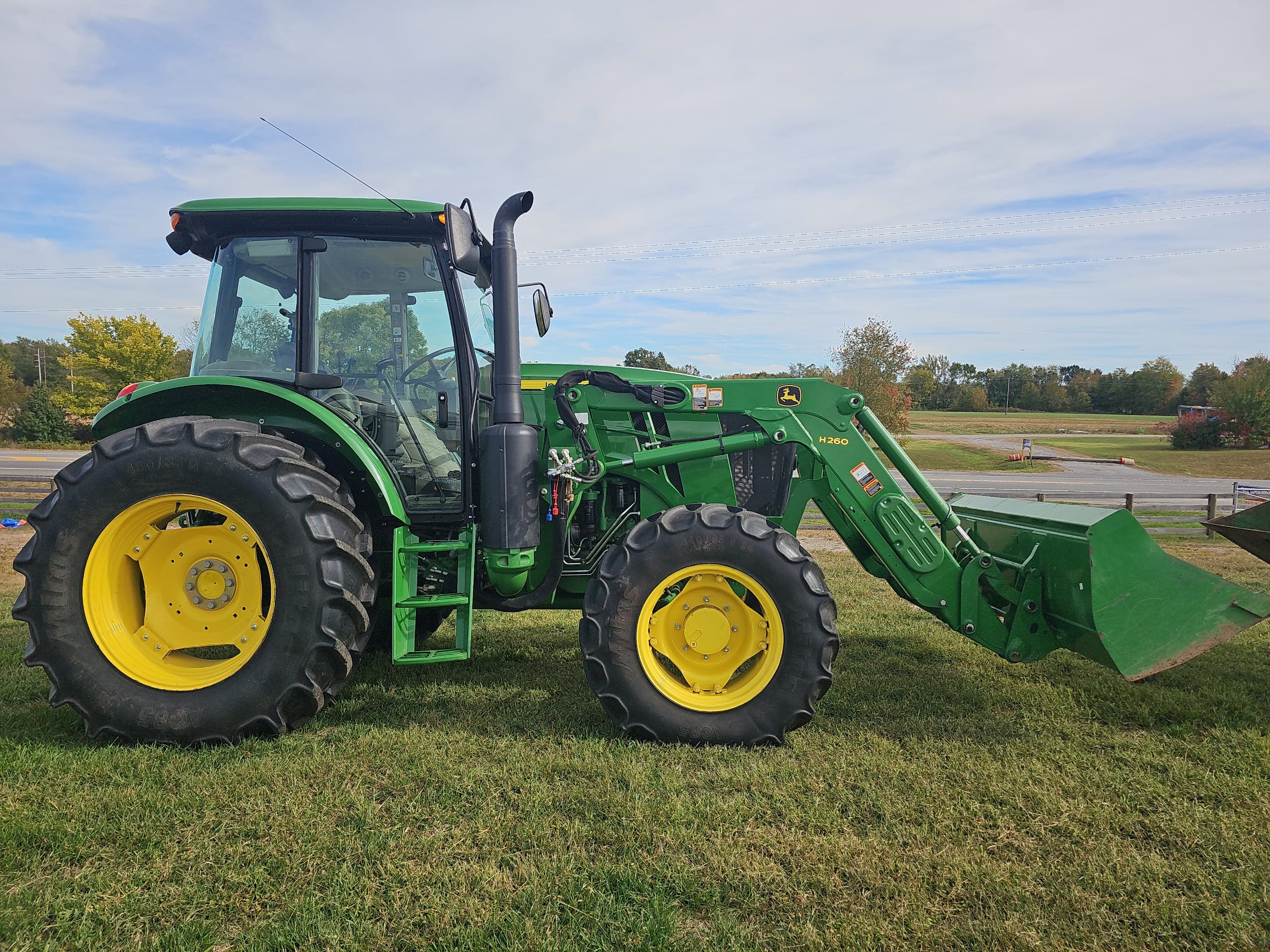 John Deere 6105E Equipment Image0