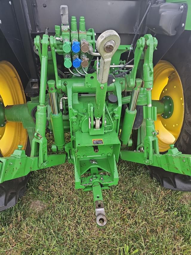 Image of John Deere 6105E equipment image 3