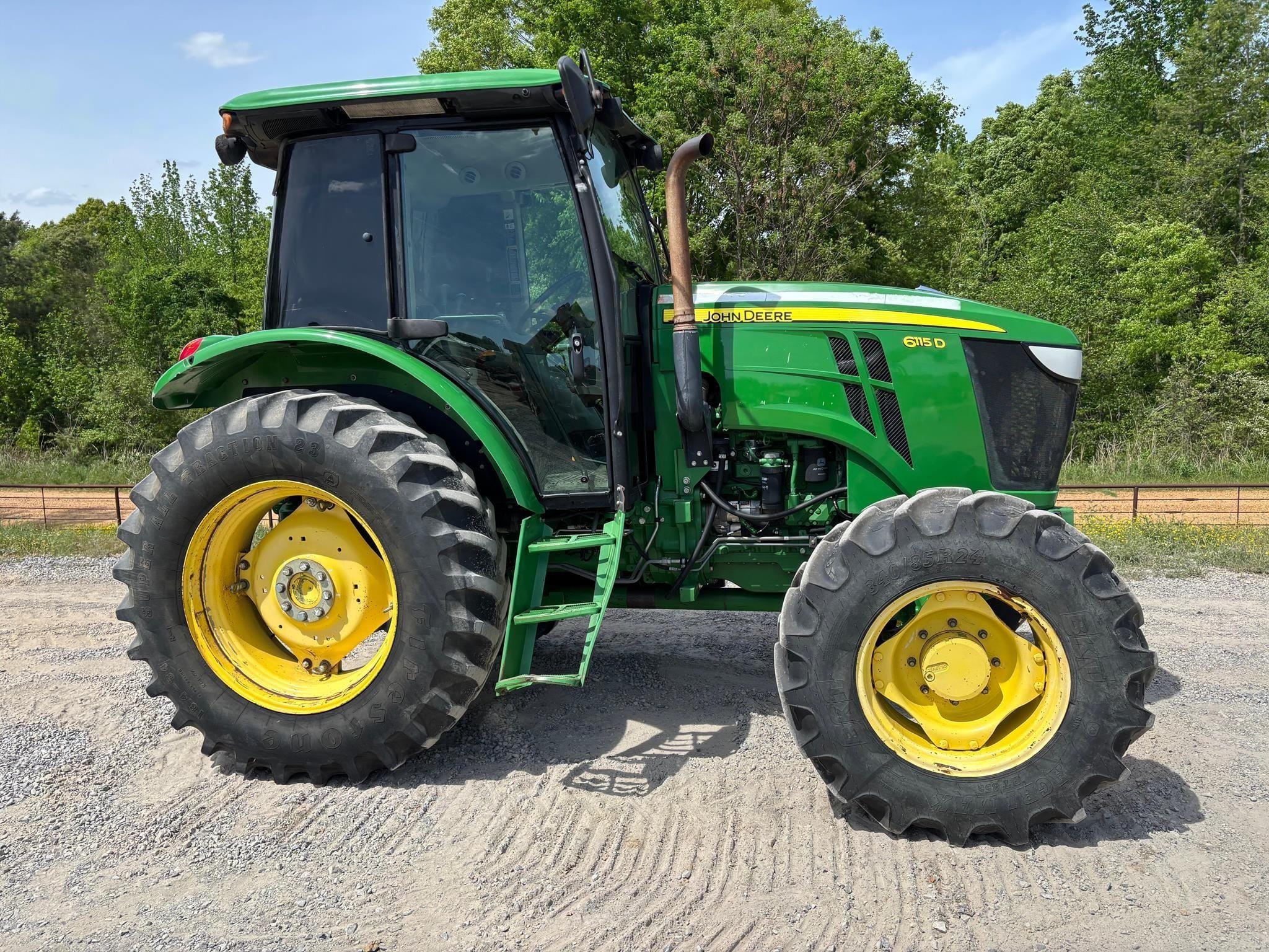John Deere 6115D Equipment Image0