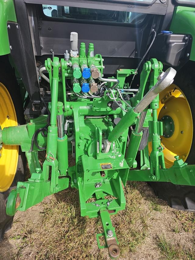 Image of John Deere 6120E equipment image 3