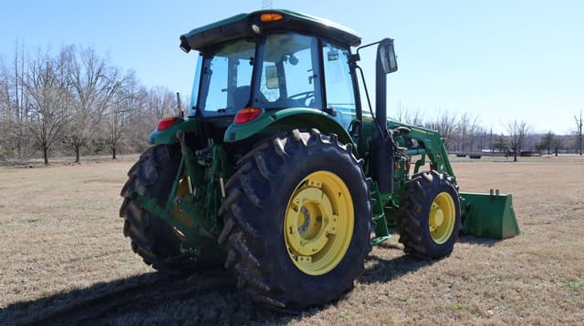 Image of John Deere 6120E equipment image 4