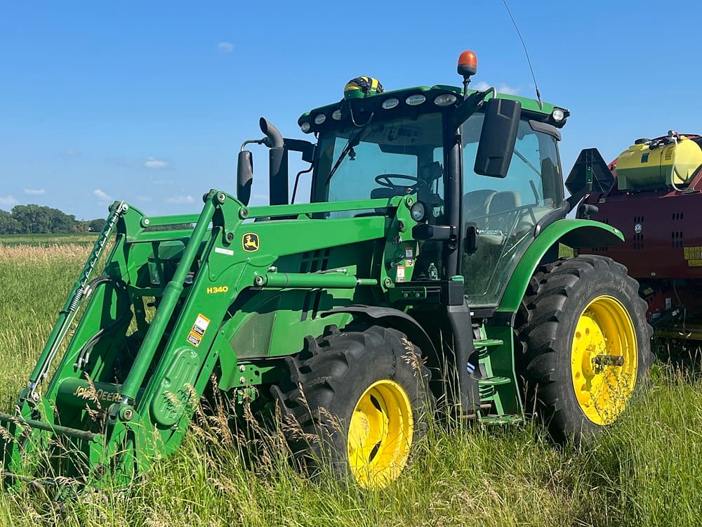 2015 John Deere 6120R Equipment Image0