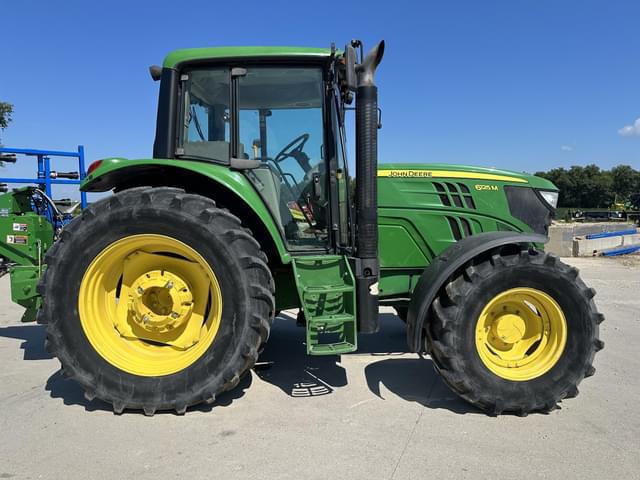 Image of John Deere 6125M equipment image 1