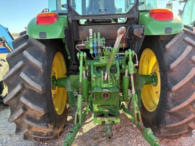 Image of John Deere 6135E equipment image 4