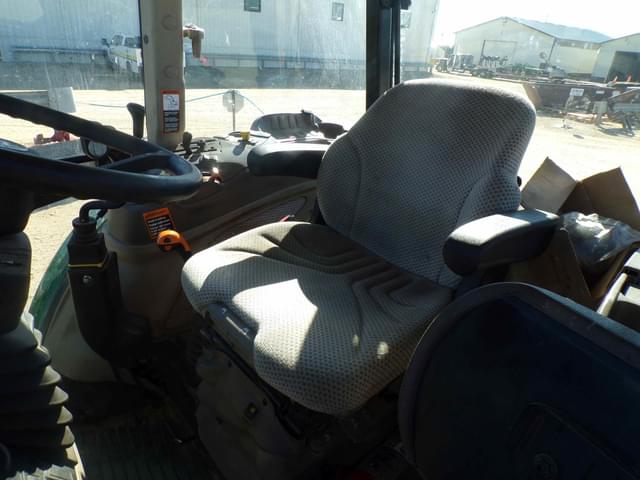 Image of John Deere 6135E equipment image 4