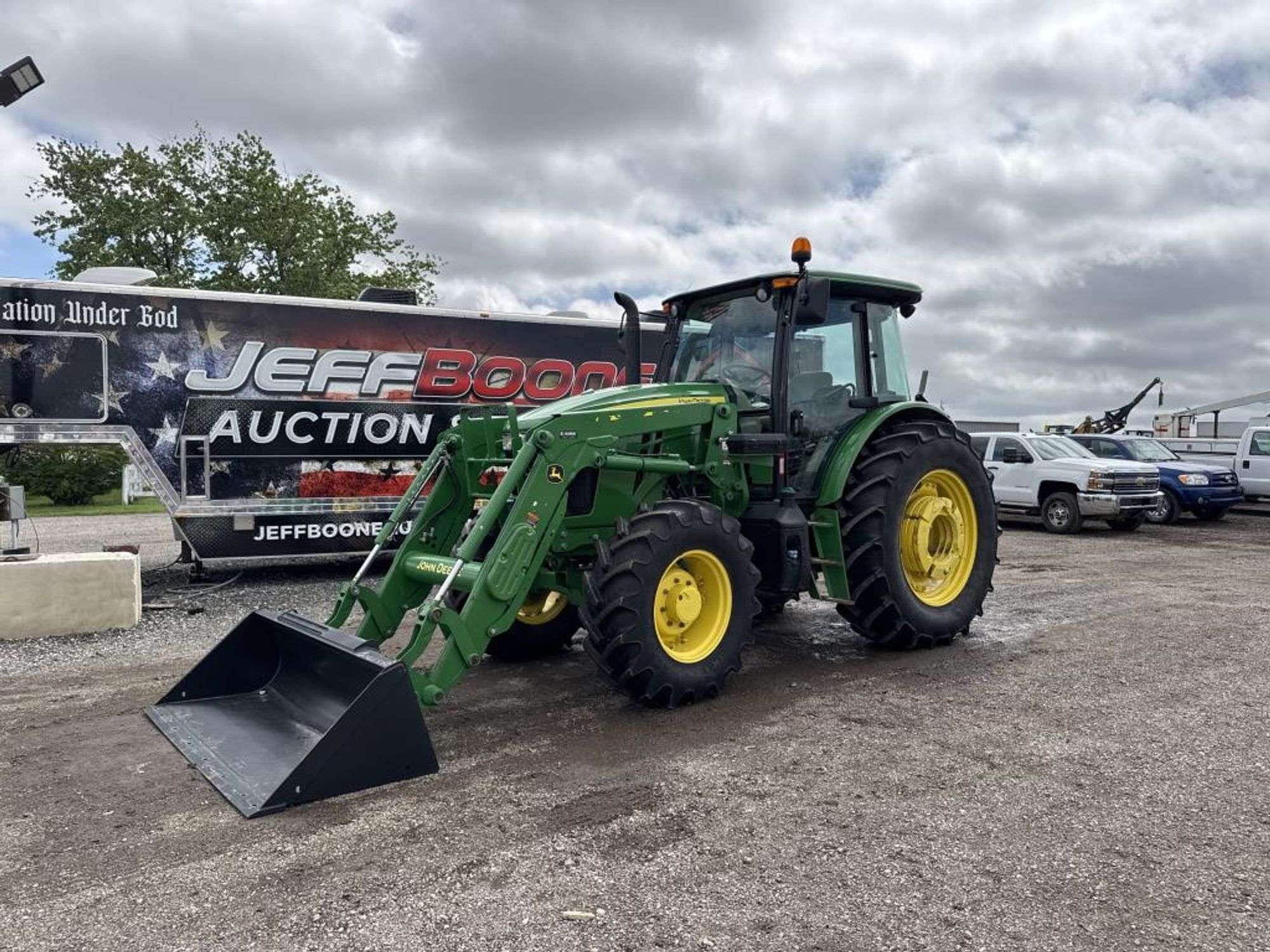 John Deere 6135E Equipment Image0