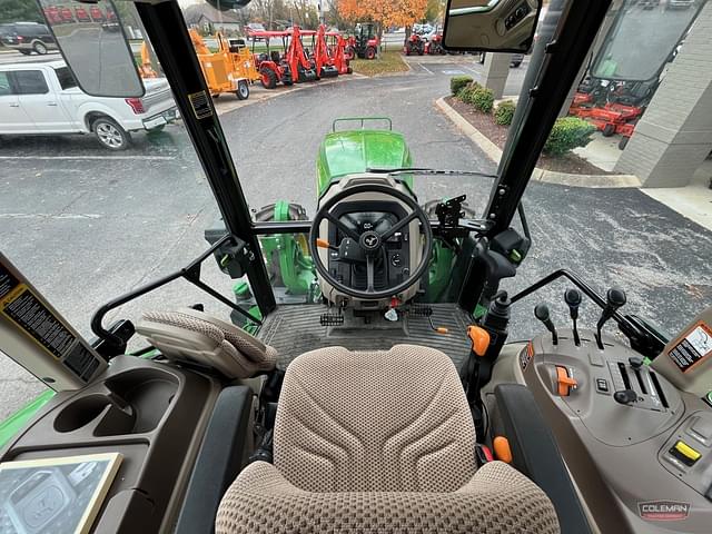 Image of John Deere 6135E equipment image 4