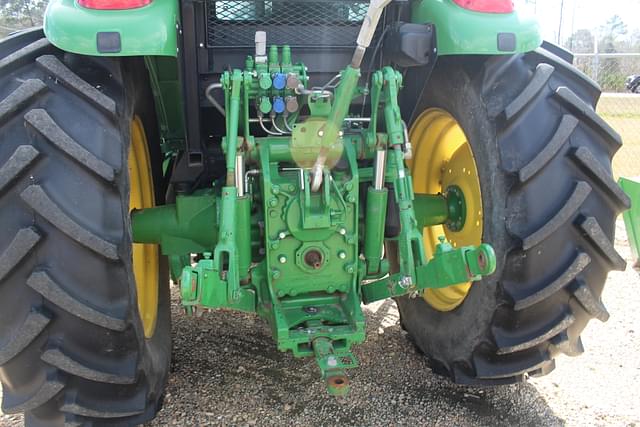 Image of John Deere 6135E equipment image 4