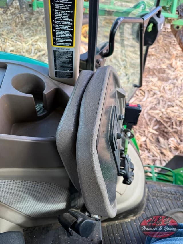 Image of John Deere 6135E equipment image 4