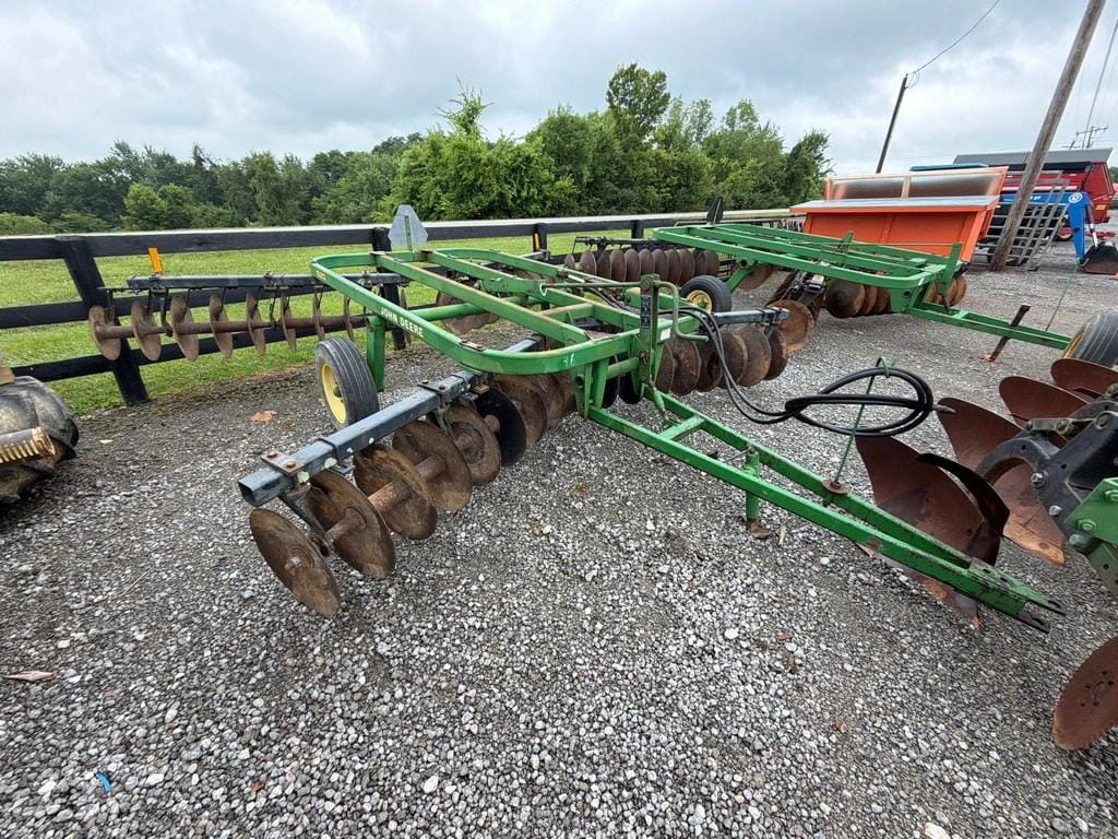 John Deere 620 Equipment Image0
