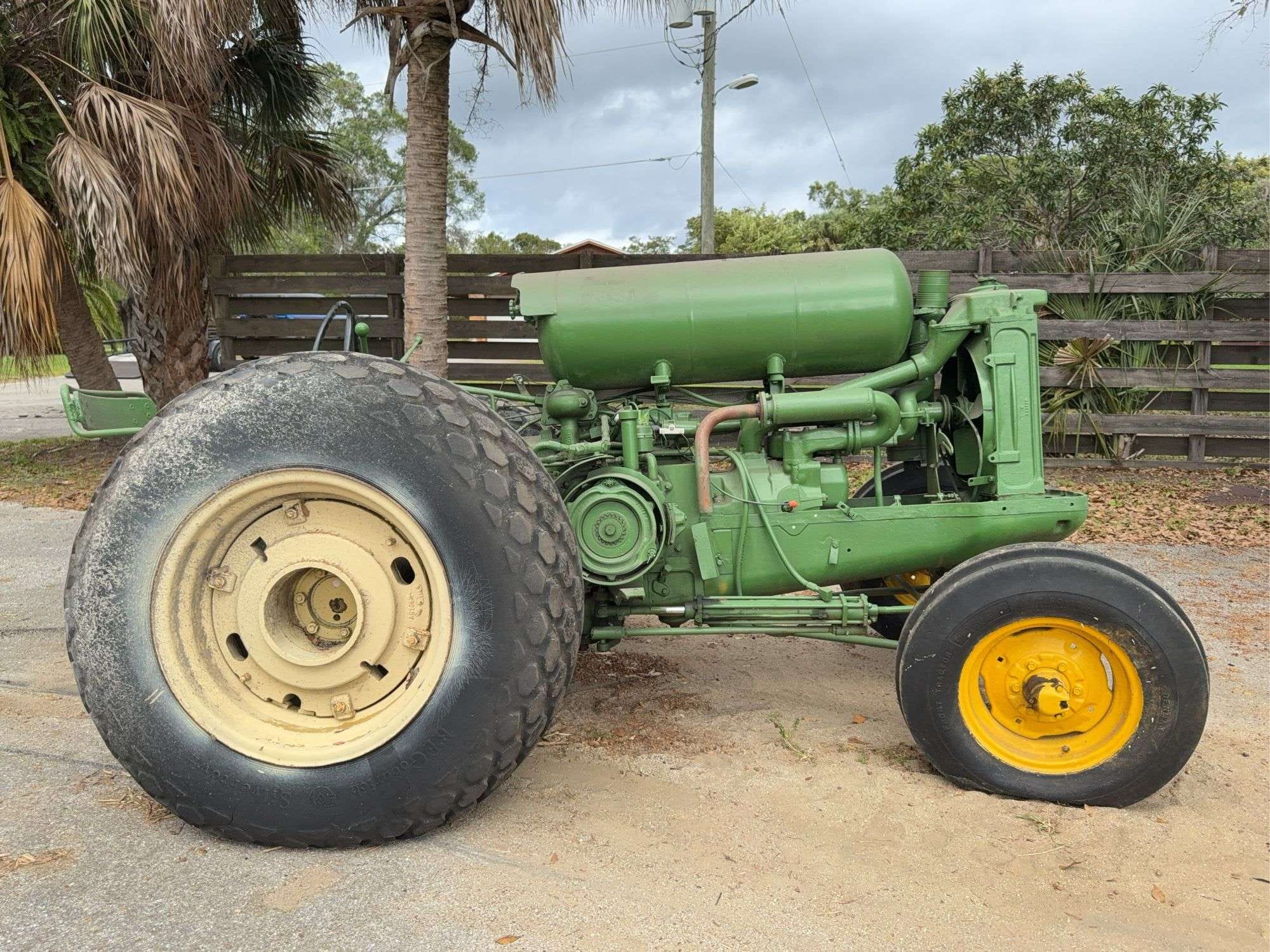 John Deere 620 Equipment Image0