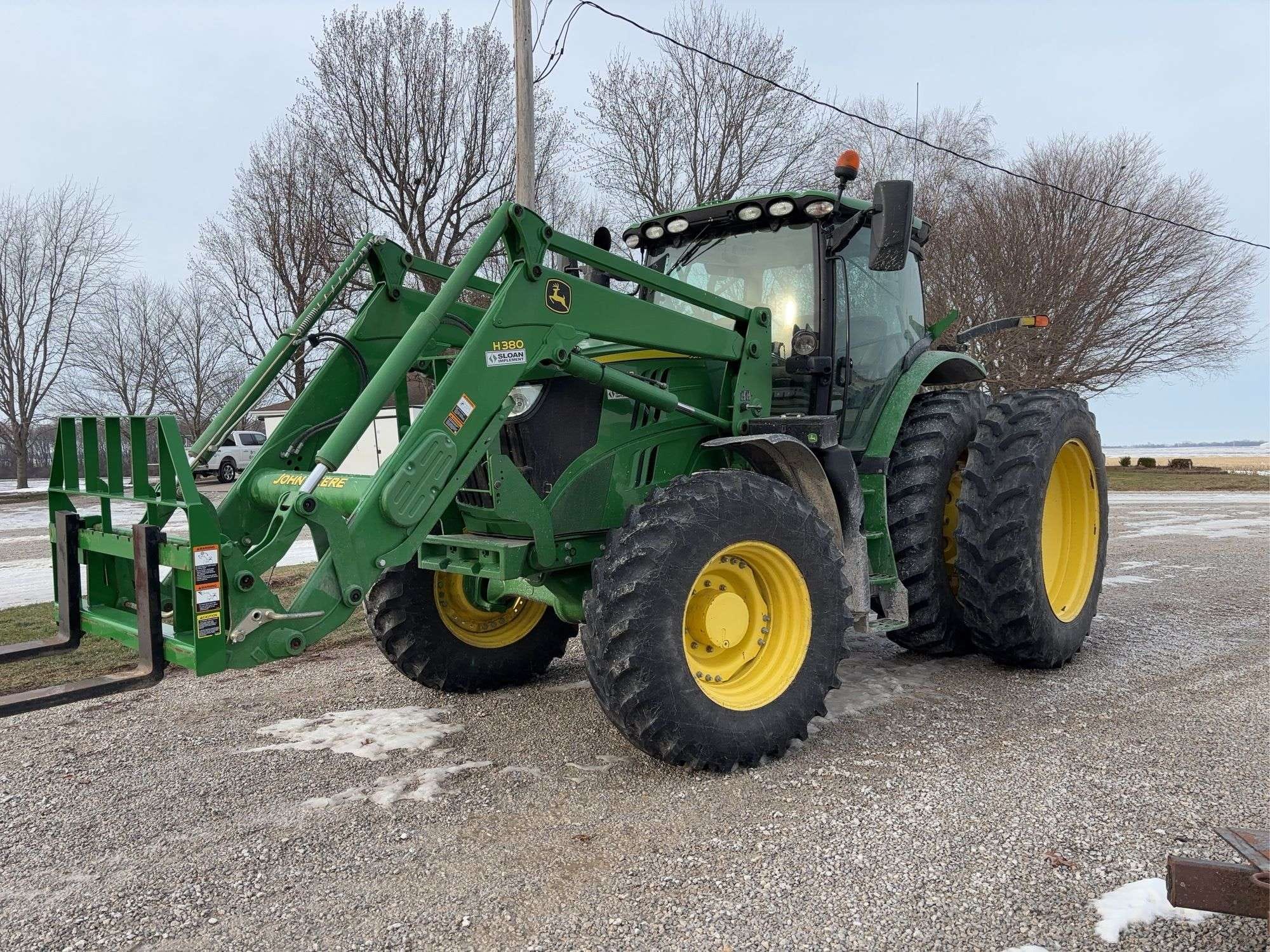John Deere 6215R Equipment Image0