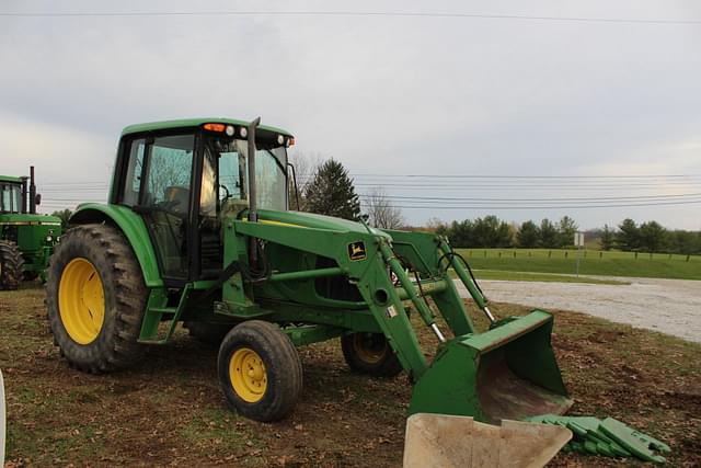 Image of John Deere 6220 equipment image 1