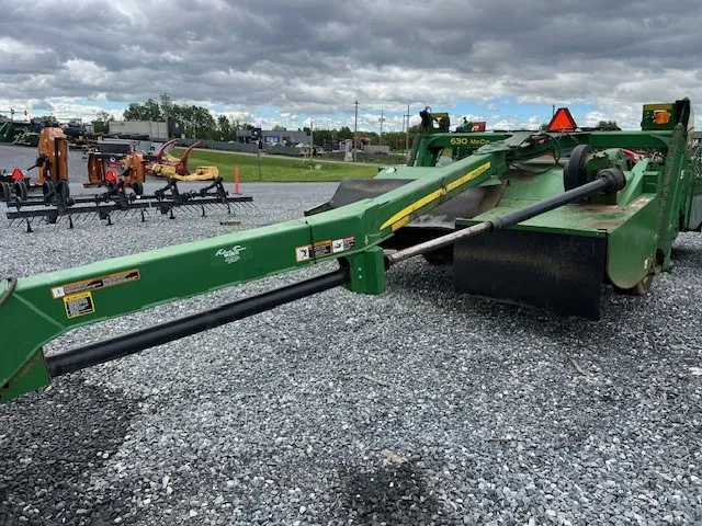 John Deere 630 Equipment Image0