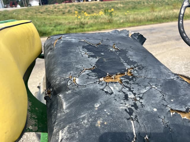 Image of John Deere 630 equipment image 1