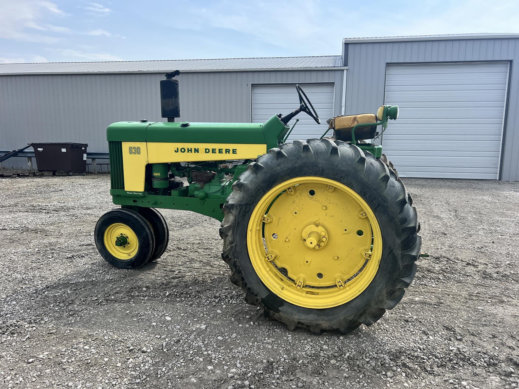 John Deere 630 Equipment Image0