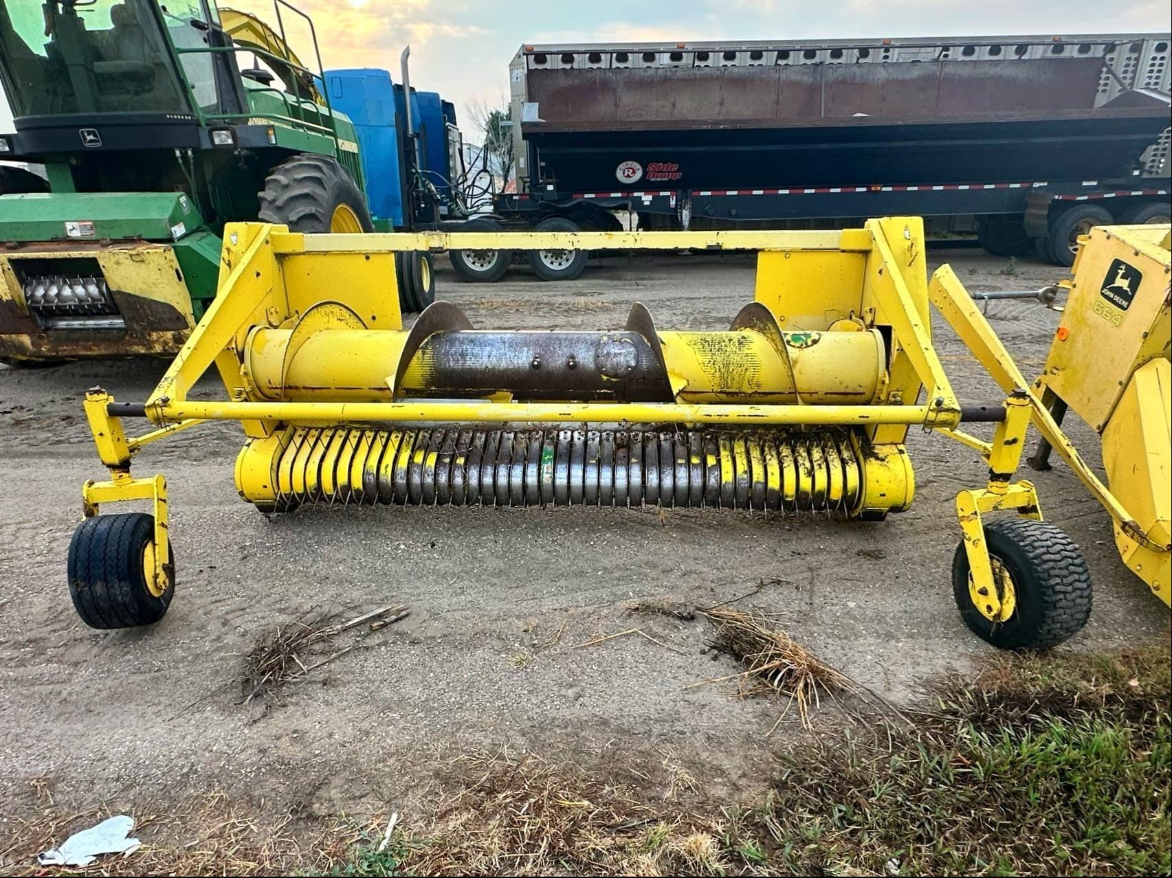 John Deere 630 Equipment Image0
