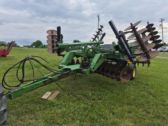 John Deere 630 Equipment Image0