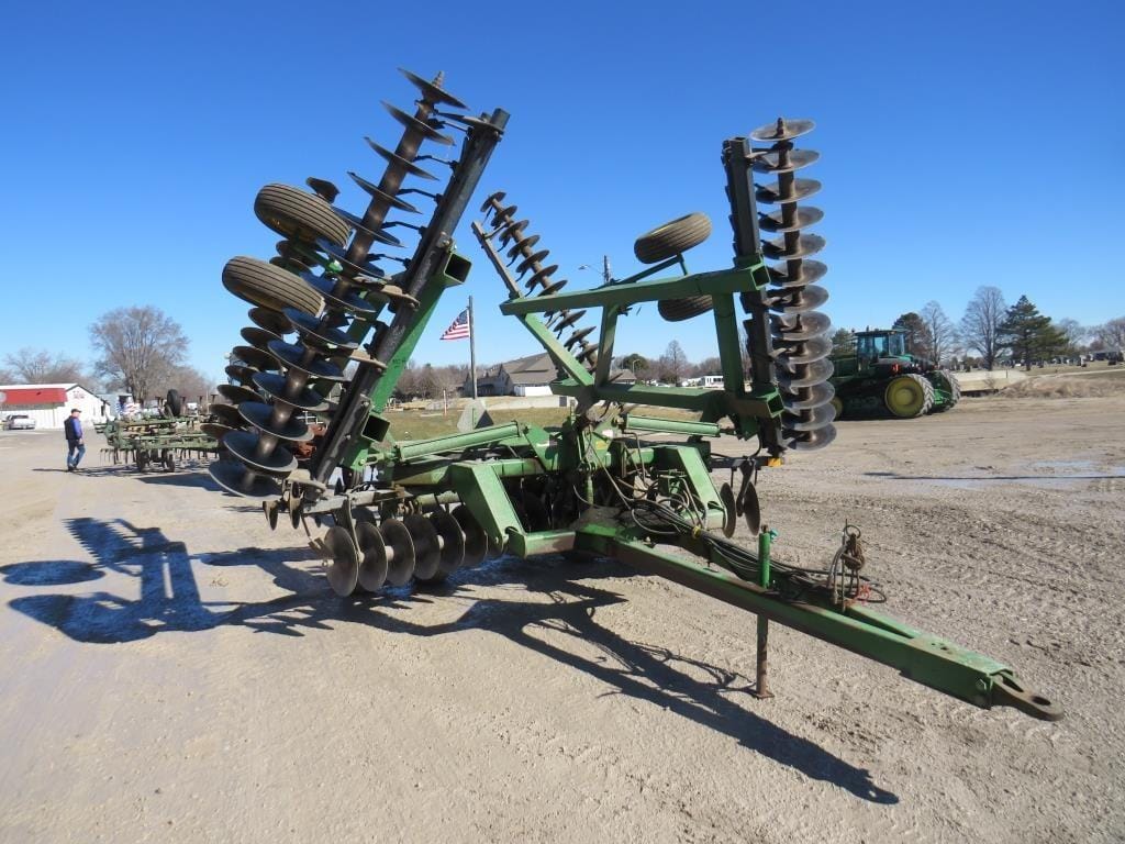 John Deere 630 Equipment Image0