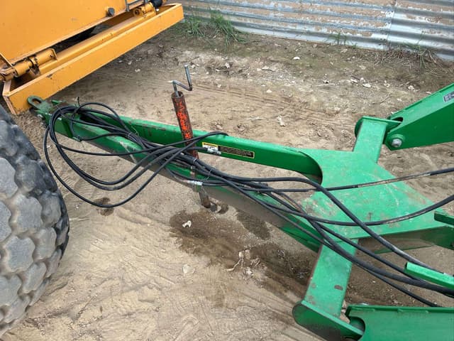 Image of John Deere 630 equipment image 2