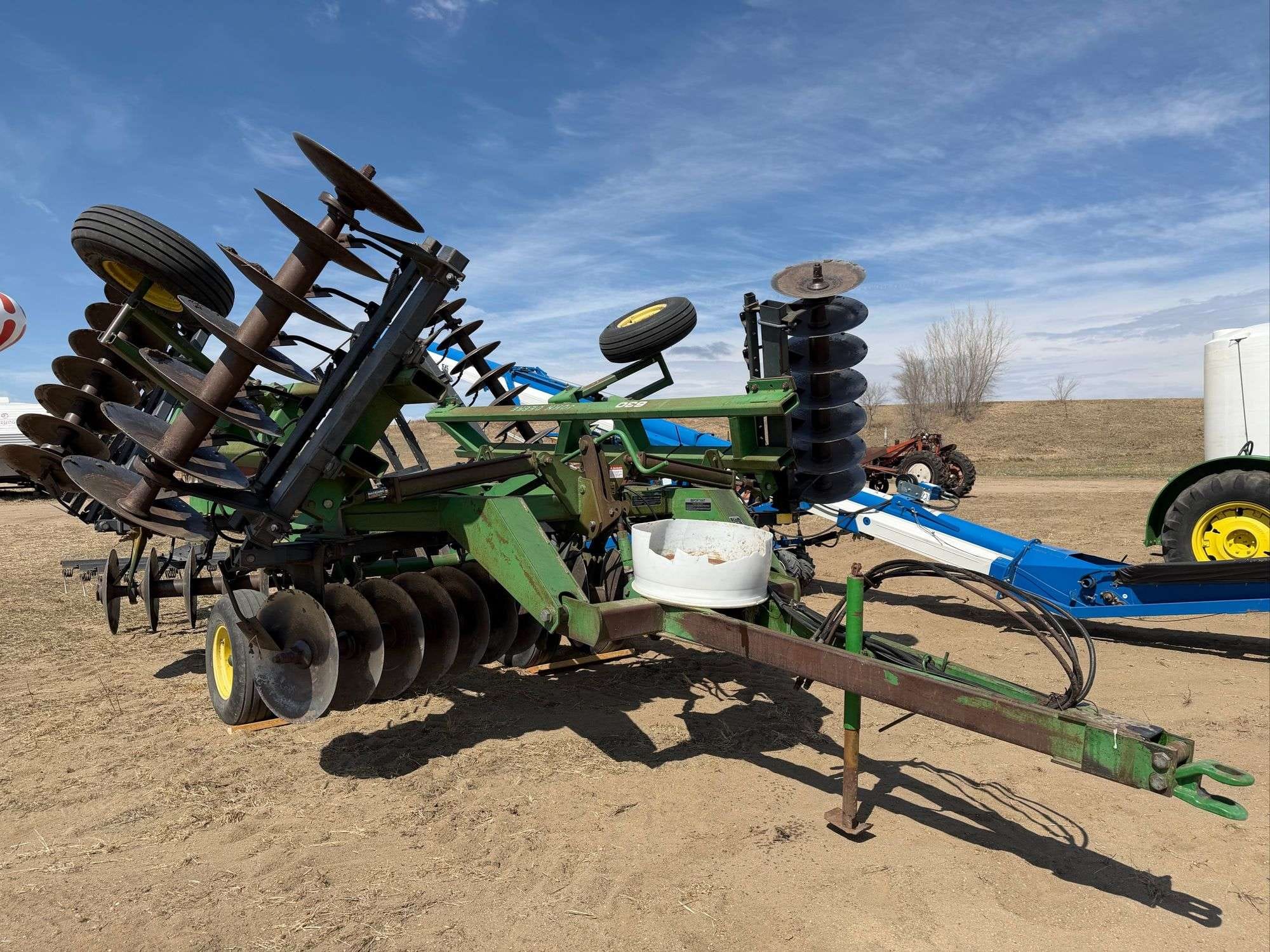 John Deere 630 Equipment Image0