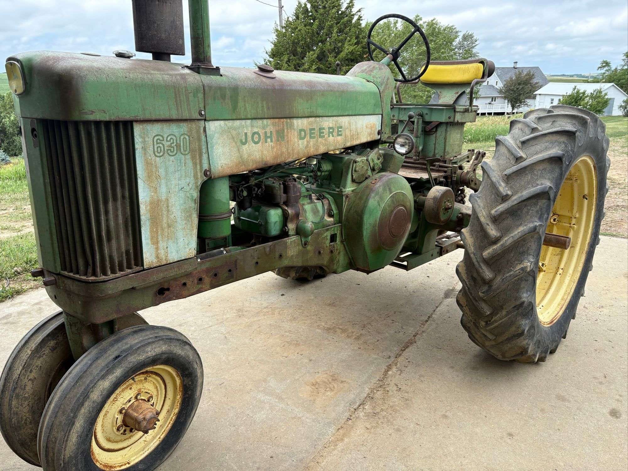 John Deere 630 Equipment Image0