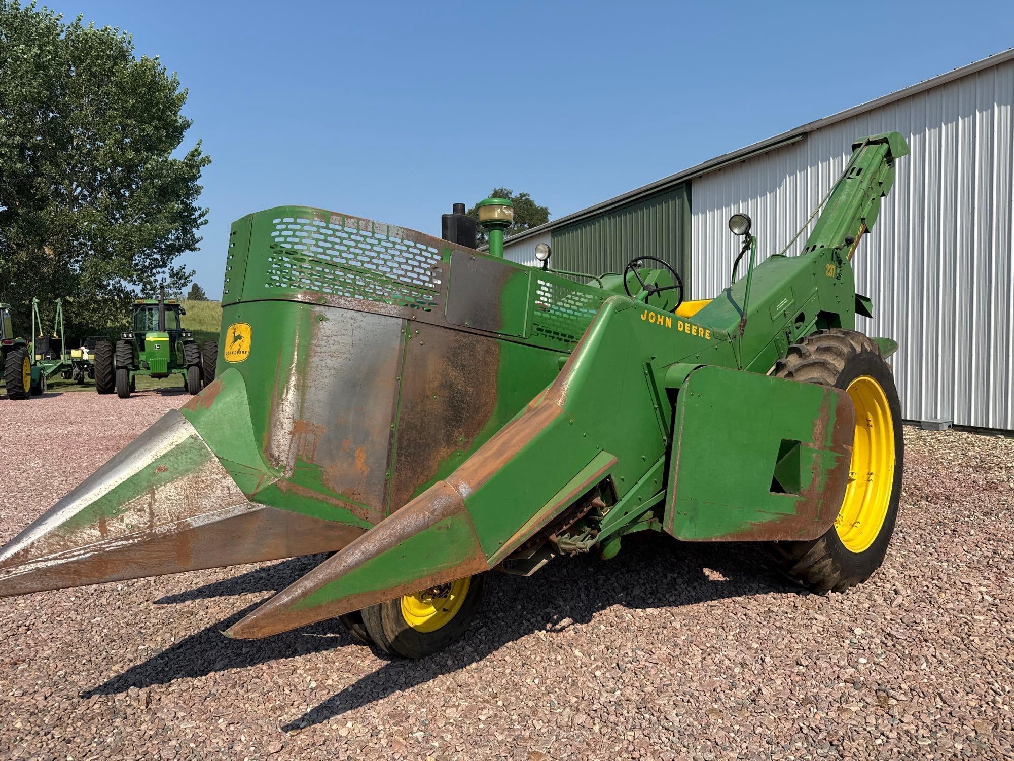 John Deere 630 Equipment Image0
