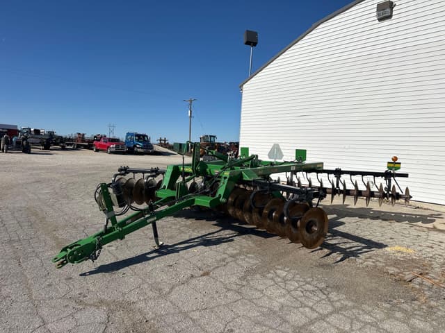 Image of John Deere 637 equipment image 1