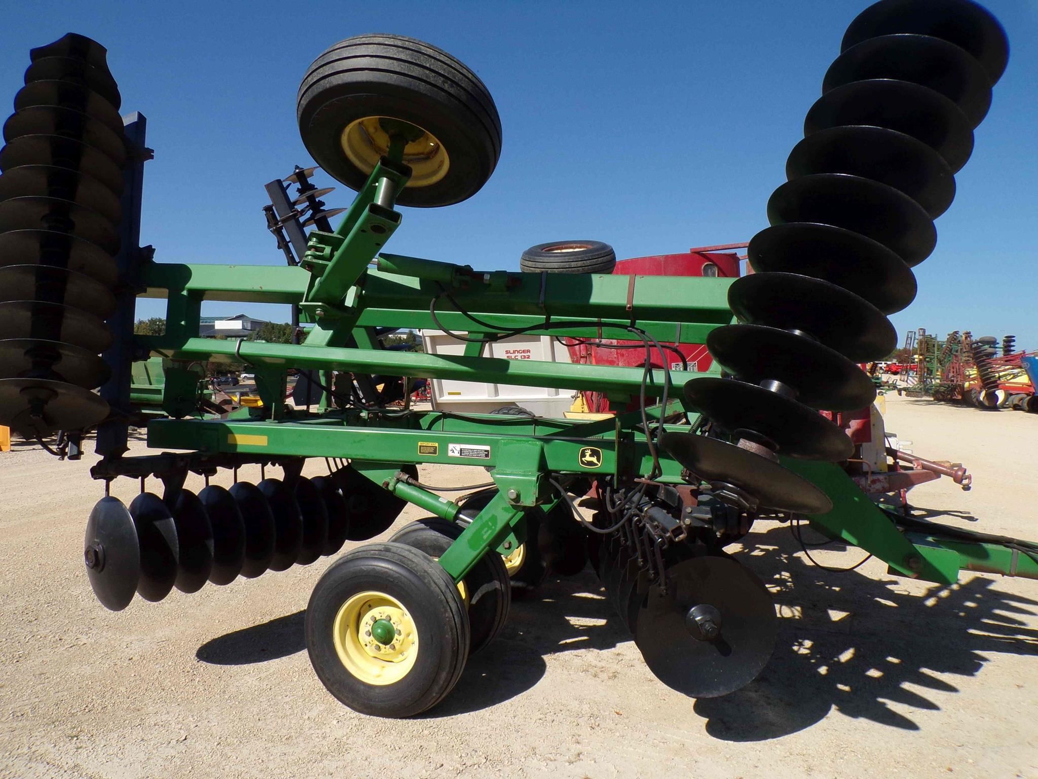 John Deere 637 Equipment Image0