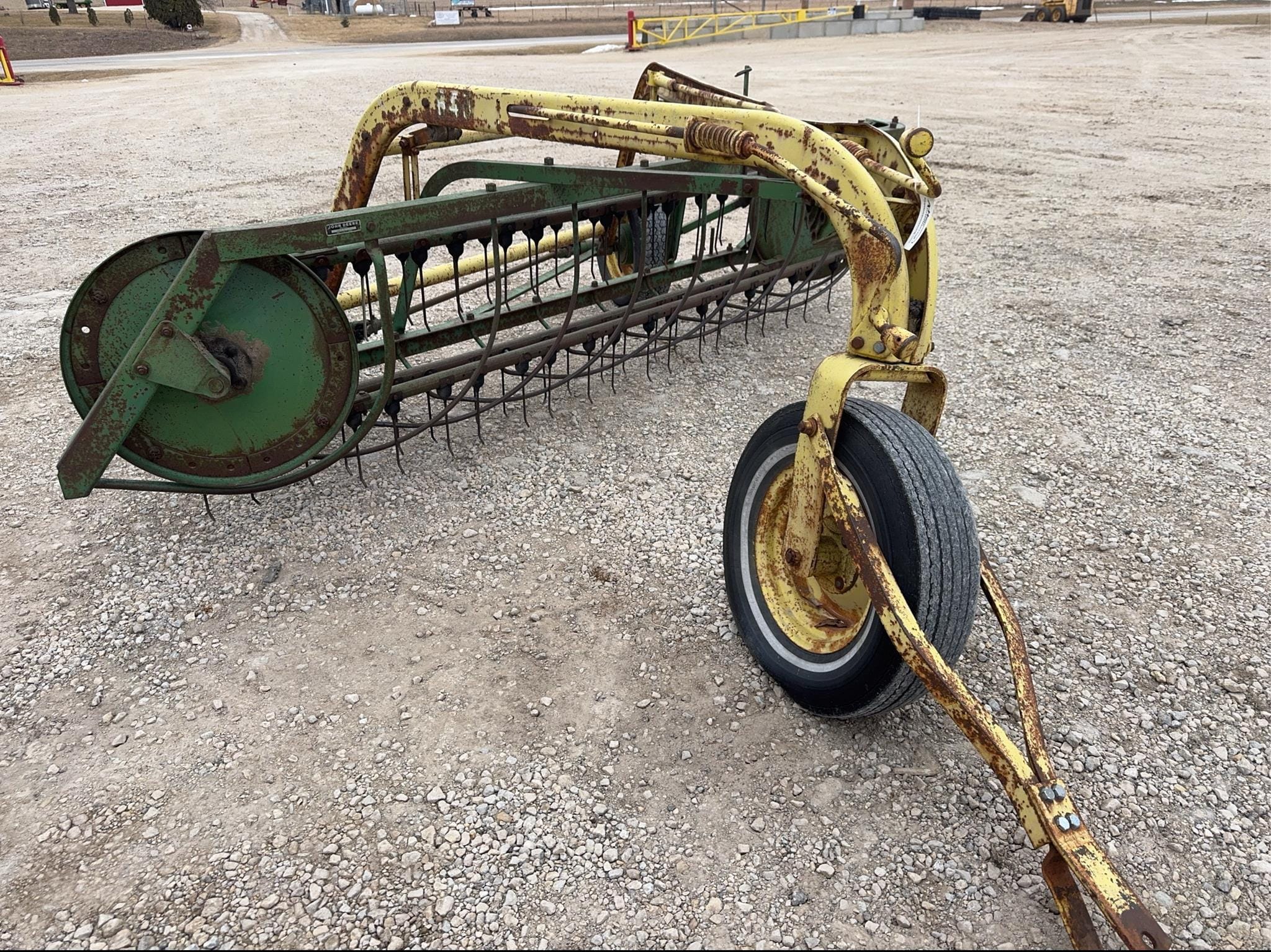 John Deere 640 Equipment Image0
