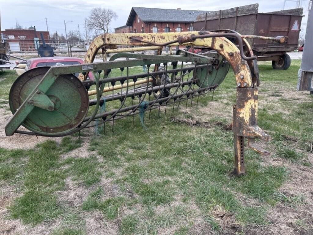 John Deere 640 Equipment Image0