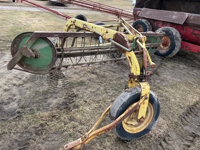 Image of John Deere 640 equipment image 1