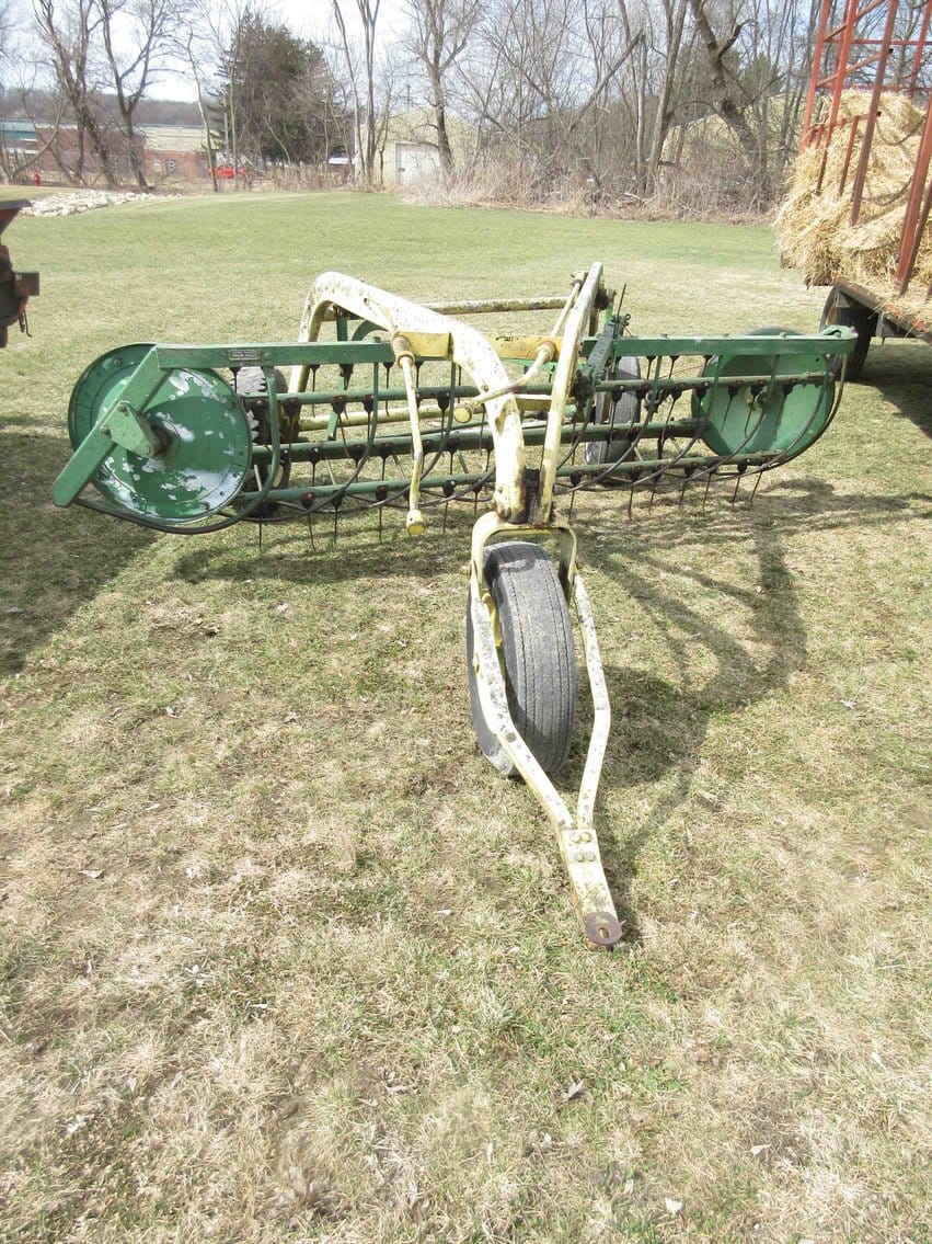 John Deere 640 Equipment Image0