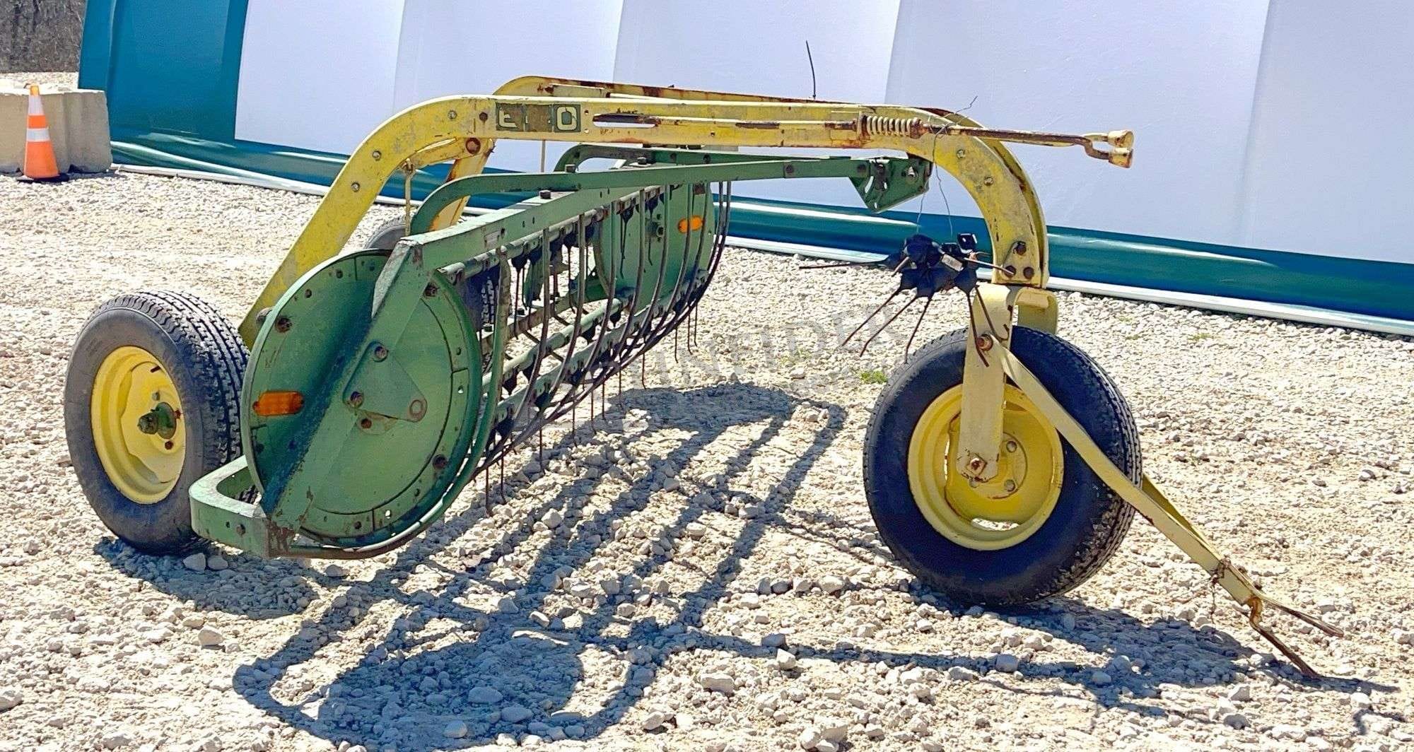 John Deere 640 Equipment Image0