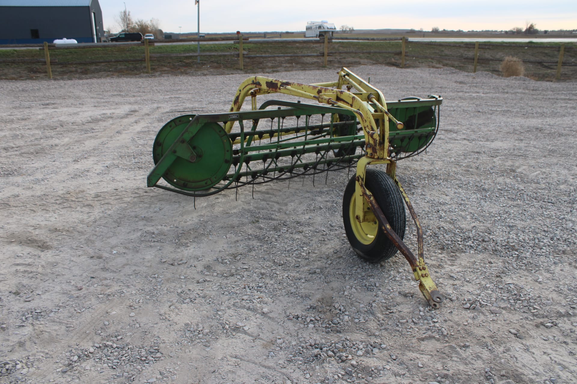John Deere 640 Equipment Image0