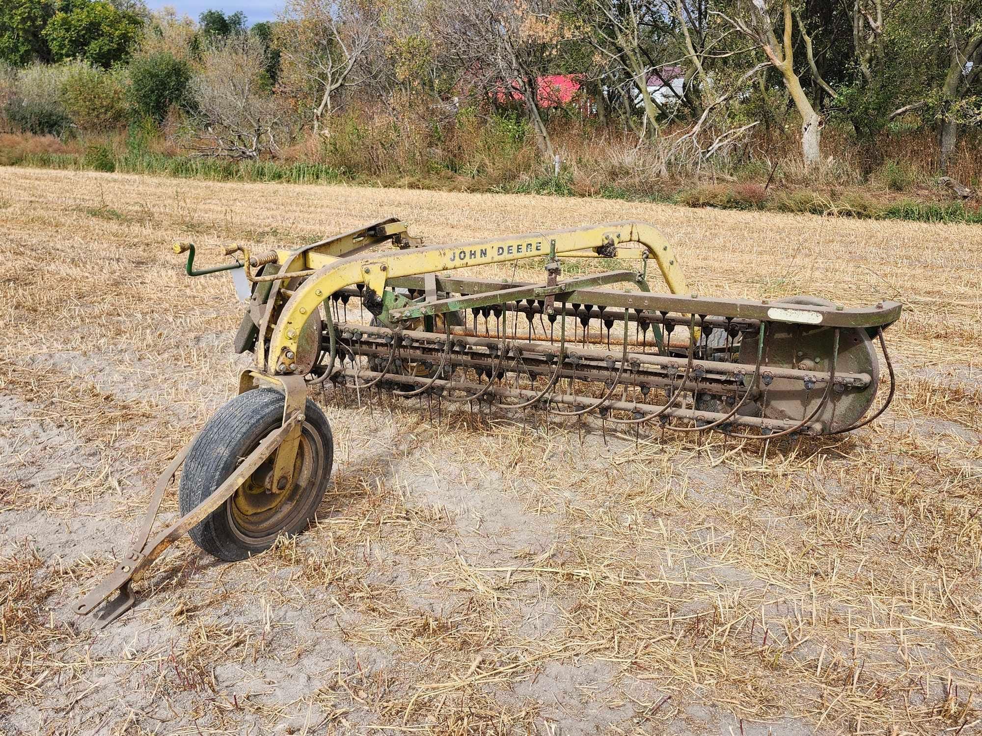 John Deere 640 Equipment Image0
