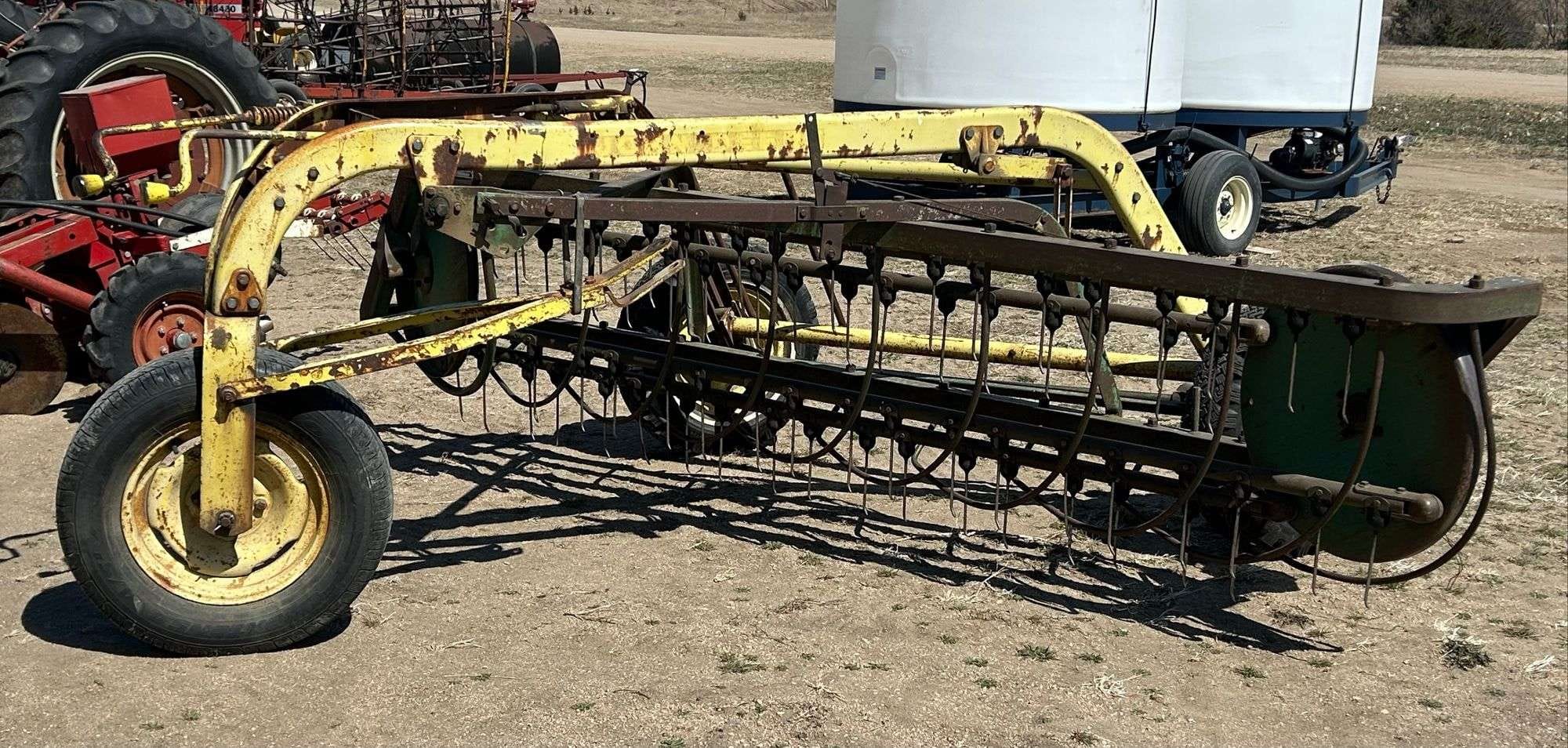 John Deere 640 Equipment Image0