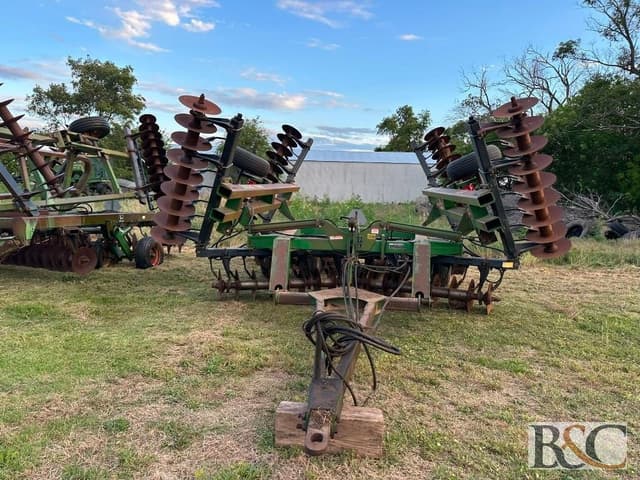 Image of John Deere 650 equipment image 1