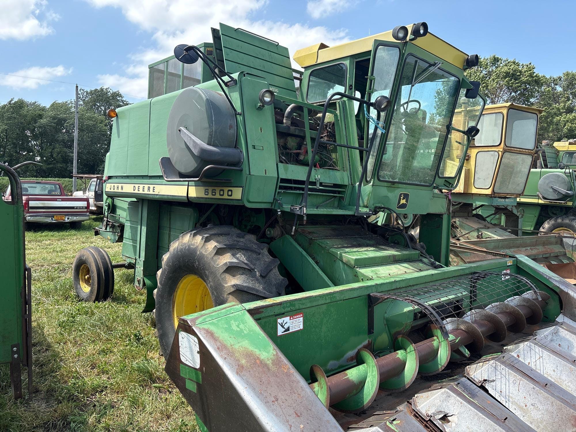 John Deere 6600 Equipment Image0