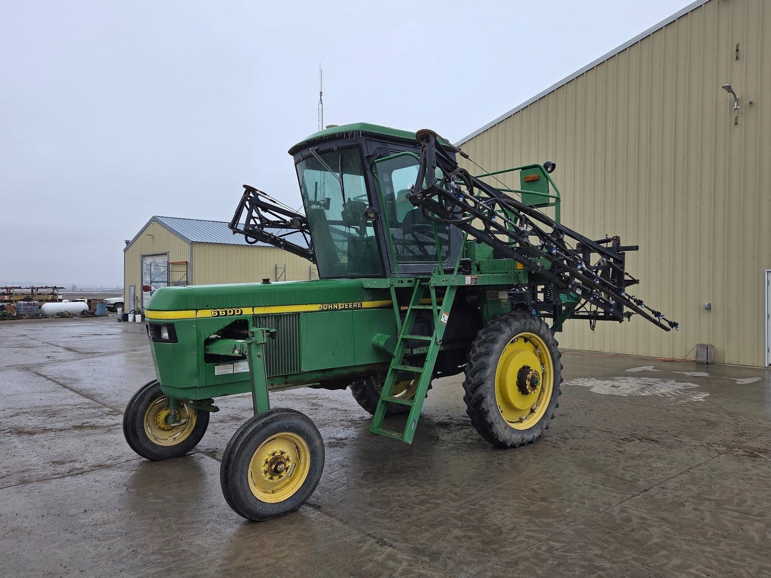 John Deere 6600 Equipment Image0