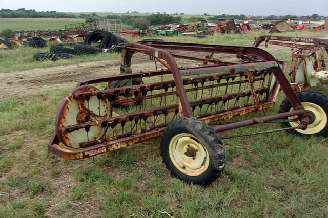 Image of John Deere 670 equipment image 1