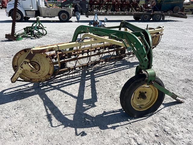 Image of John Deere 670 equipment image 1