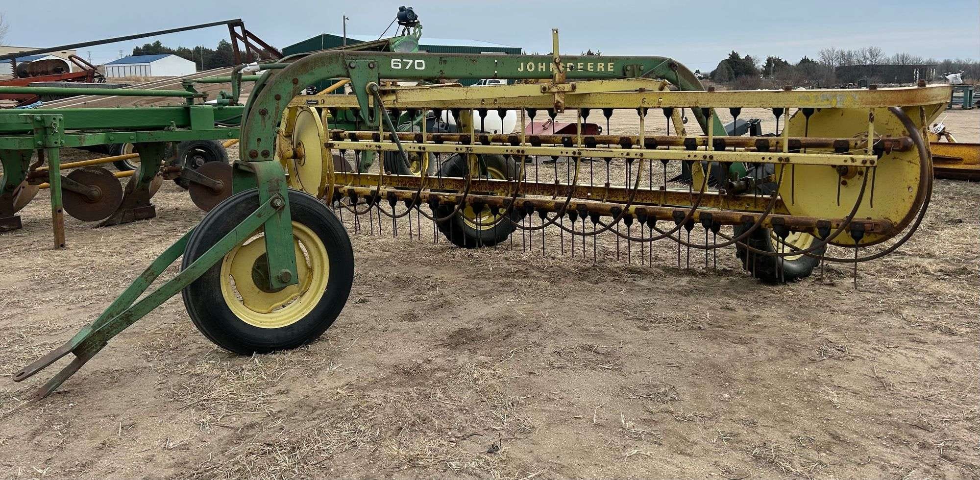 John Deere 670 Equipment Image0