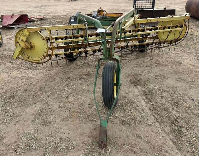 Image of John Deere 670 equipment image 1