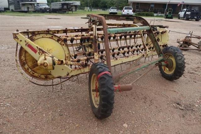 Image of John Deere 670 equipment image 2