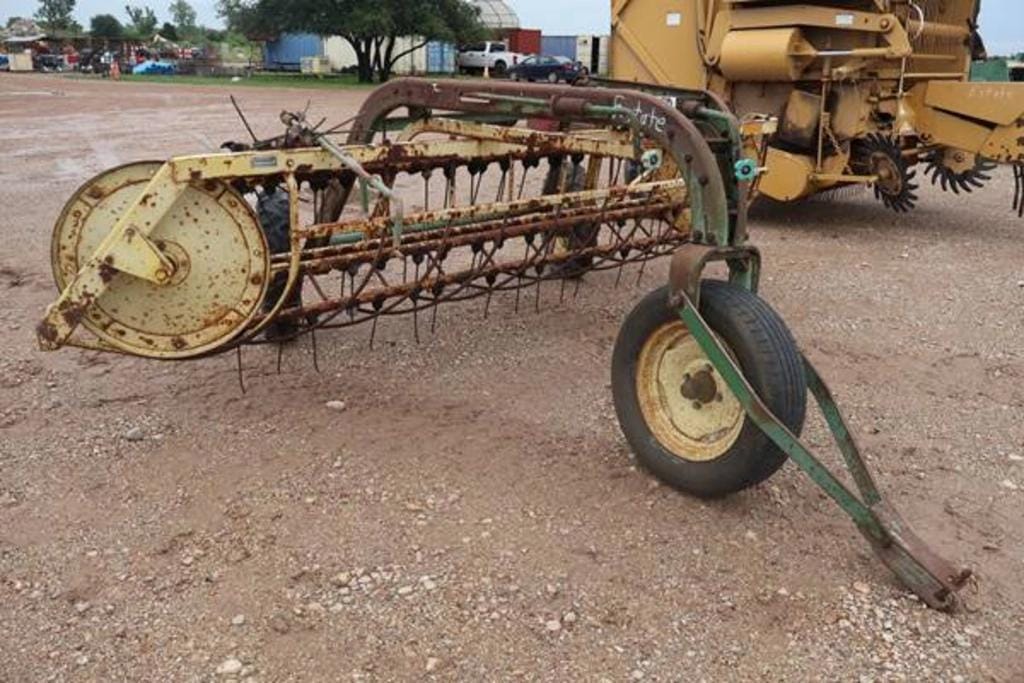 John Deere 670 Equipment Image0