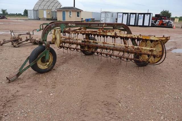 Image of John Deere 670 equipment image 1