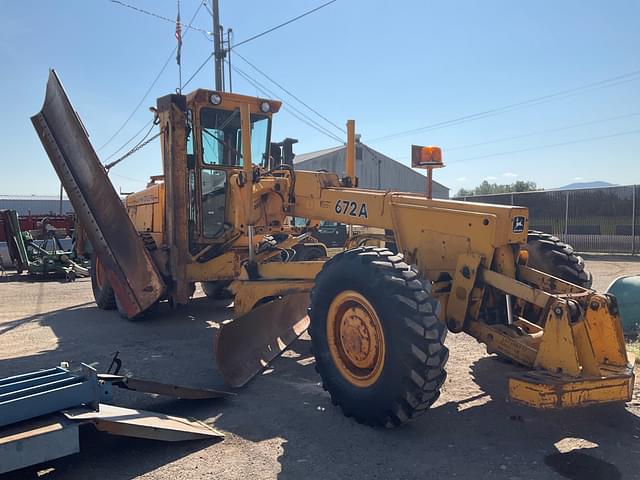 Image of John Deere 672A equipment image 2