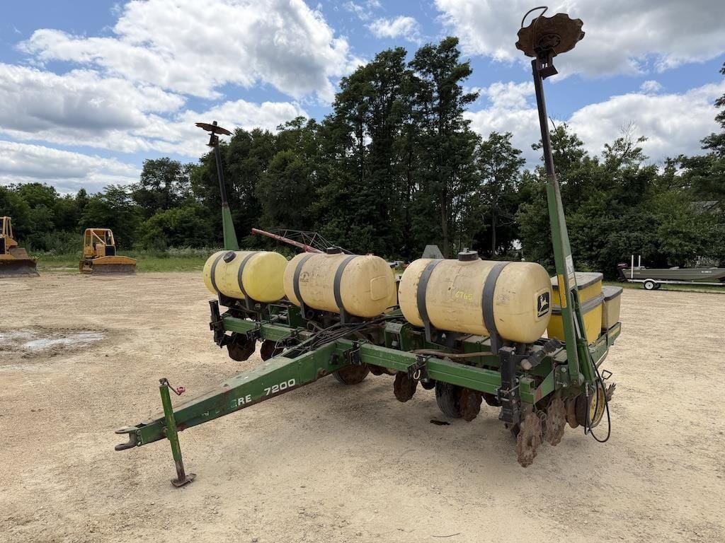 John Deere 7200 Equipment Image0